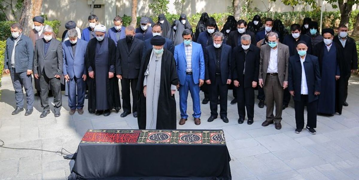 اقامه نماز رهبر انقلاب بر پیکر همسر شهید آیتالله مطهری