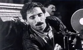 انتقاد کیهان از صدور مجوز انتشار خاطرات مخملباف؛ چرا خاطرات این جاسوس باید چاپ شود؟