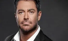  ژست جالب محمدرضا گلزار با پوست برنزه کنار زمین تنیس