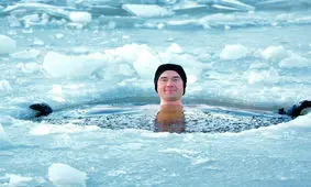 شنا در آب‌های سرد می‌تواند برای کاهش وزن و پیشگیری از دیابت مفید باشد

