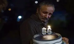 چهره شکسته و مغموم جواد عزتی با تفنگی در دست / عکس