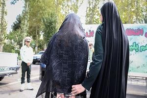 بازداشت خانم دزد موبایل قاپ در خیابان مطهری خرم آباد