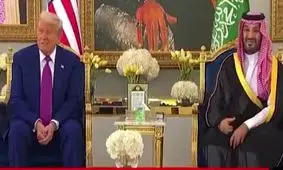 پذیرایی از ترامپ با سنت قدیمی عربستانی؛ دونالد قهوه گرفت اما نخورد!/ ویدئو

