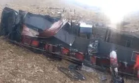 واژگونی اتوبوس مسافربری تهران–یاسوج در محور سمیرم با ۳ کشته و ۱۵ مصدوم/ ویدئو