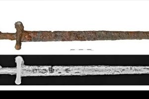 کشف شمشیر قرون وسطایی در وسط رودخانه