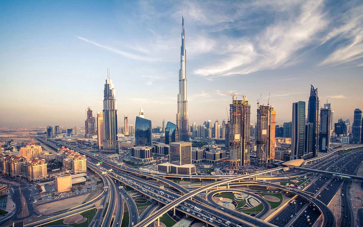 یک جوان ایرانی از دبی به بندرعباس میآید، ناخودآگاه مقایسه می کند آن شکوه تاریخی کجا، وضعیت فعلی کجا؟/ او دچار تناقض می شود و نتیجه اش سرخوردگی از وضع موجود است و پاسخش برای مقصر یابی، حکومت است/ ویدئو