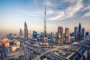 یک جوان ایرانی از دبی به بندرعباس می‌آید، ناخودآگاه مقایسه می کند آن شکوه تاریخی کجا، وضعیت فعلی کجا؟/ او دچار تناقض می شود و نتیجه اش سرخوردگی از وضع موجود است و پاسخش برای مقصر یابی، حکومت است/ ویدئو