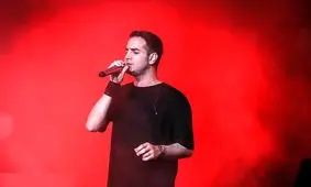 عطسه محسن یگانه وسط اجرای آهنگ در کنسرت/ ویدئو