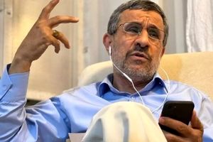 احمدی نژاد که روزگاری مانند لیدر استادیوم‌ علیه اسرائیل شعار می‌داد، این روزها سکونشین شده است/ شعارهایی که برای «محمود» به تاریخ پیوسته‌اند/ جایزه به نتانیاهو و احمدی‌نژاد در فاصله چندماه