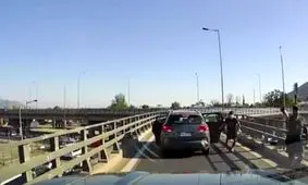 فرار جسورانه از دست دزدان مسلح روی پل/ ویدئو