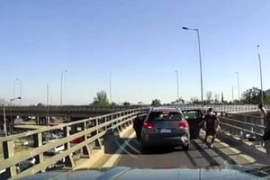 فرار جسورانه از دست دزدان مسلح روی پل/ ویدئو
