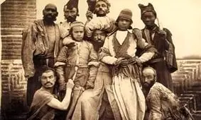 منتقدی در لباس دلقک؛ پای کریم شیره‌ای چطور به دربار ناصرالدین شاه باز شد؟