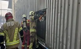 آتش‌سوزی انبار مواد غذایی و لبنیاتی در جاده قدیم کرج

