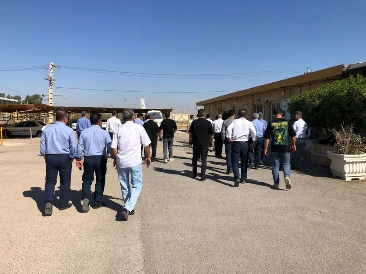 تجمع کارگران پایانه ها و مخازن پتروشیمی ماهشهر در اعتراض به اداره کار