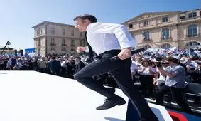 موج‌سواری مکرون سوژه شد/ بریژیت مکرون، بانوی اول فرانسه، نیز همراه یکی از نوه‌هایش بر جت‌اسکی سوار شد/ تصاویر