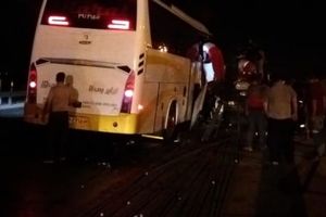 تصادف اتوبوس با تریلر در آزاد راه خرم‌آباد _ بروجرد/ یک نفر فوت و ۱۹ نفر مصدوم شدند