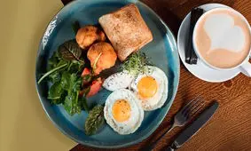 صبحانه‌ای رایج اما پرخطر؛ تخم‌مرغ را با چای و قهوه نخورید