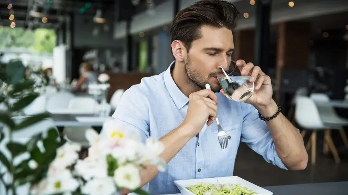 حتی اگر تشنه نیستید، این ۶ علامت می‌گوید بدن تان آب می‌خواهد