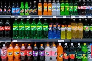 نوشابه ایرانی روی میز شام سربازان آمریکایی/ عکس