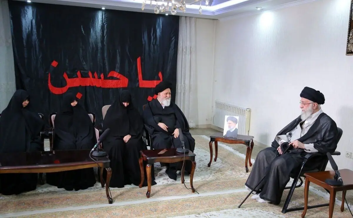 حضور رهبر انقلاب در منزل رئیس‌جمهور شهید حجت‌الاسلام والمسلمین رئیسی/ دیدار خانوادهٔ شهید رئیسی با رهبری در حاشیهٔ مراسم نماز بر پیکر/ ویدئو
