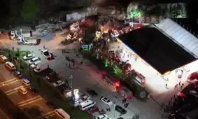 لحظه هولناک ریزش دیوار روی سر یک پدر و دو دخترش/ ویدئو