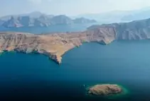 دراپ سایت: تردد در مسیر عمانی تنگه هرمز آنقدر برای خدمه کشتی درآمد دارد که انجام تنها یک سفر، آن‌ها را برای تمام عمر ثروتمند می‌کند