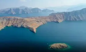 دراپ سایت: تردد در مسیر عمانی تنگه هرمز آنقدر برای خدمه کشتی درآمد دارد که انجام تنها یک سفر، آن‌ها را برای تمام عمر ثروتمند می‌کند