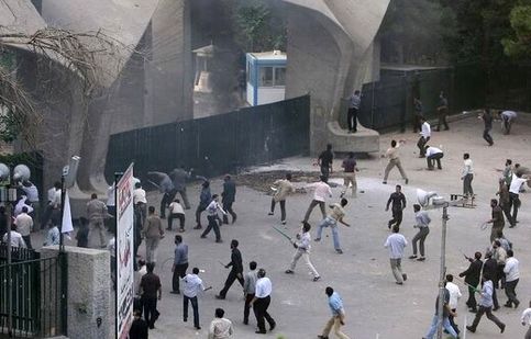 روایت محمدجواد ظریف از وقایع دانشجویی ۱۸ تیر سال ۷۸/ از چه زمانی رهبر انقلاب، چفیه انداختند؟/ ویدئو
