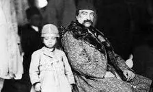 سفر در زمان؛ خاطرات ناصرالدین‌شاه: قدری از اشعار سعدی را منتخب می‌کردم، میرزا علی‌خان می‌نوشت 