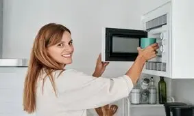 چگونه شیر را با مایکروویو گرم کنیم؟


