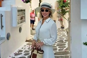 عکاسی تابستانی مینا مختاری همسر بهرام رادان و پسرش جان در یونان