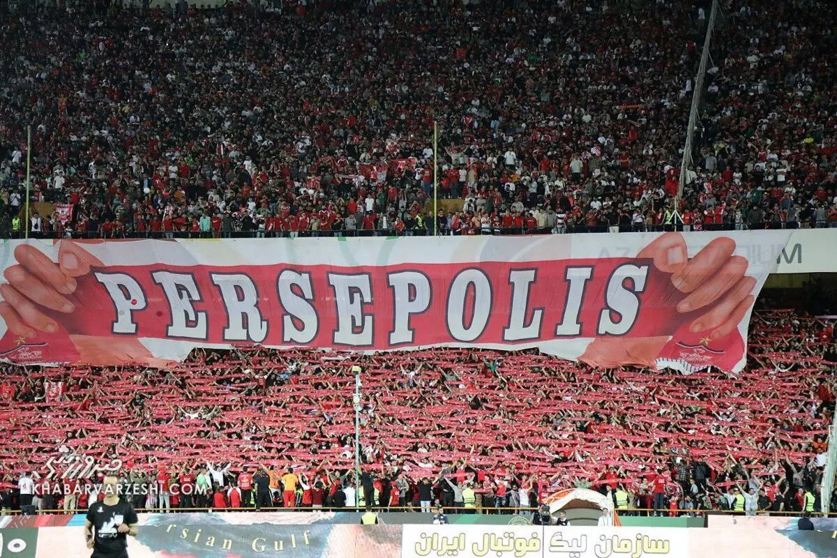 اعتراض هواداران پرسپولیس به وضعیت نقل و انتقالات باشگاه/ ویدئو