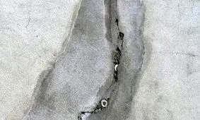 هنر خیابانی؛ خلاقیت هنرمندی که «تَرَک دیوار» را به «رودخانۀ خروشان برای قایقرانی» تبدیل کرده است