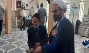 پیرمرد ۱۰۰ سالهٔ شهمیرزادی رأیش را به صندوق انداخت