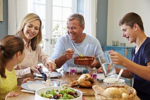 فواید و اثرات مثبت فوق العاده غذا خوردن با خانواده