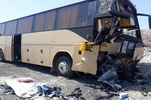پنج کشته و ۲۵ مجروح در برخورد اتوبوس با ۸ خودروی سواری