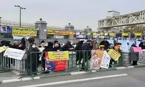  رئیسی در جمع خانواده بیماران SMA حضور یافت/ آنها برای تامین دارو و مشکلات درمانی از روز یکشنبه مقابل مجلس تجمع کرده اند/ ویدئو