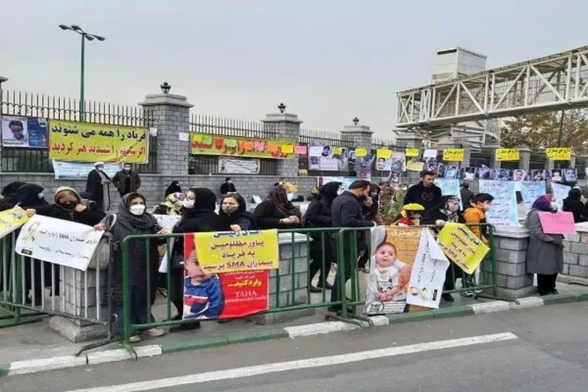 رئیسی در جمع خانواده بیماران SMA حضور یافت/ آنها برای تامین دارو و مشکلات درمانی از روز یکشنبه مقابل مجلس تجمع کرده اند/ ویدئو