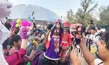 جشنی برای عروسک هایی که با زبان بسته از صلح و شادی می گویند/وقتی عروسک سازی و عروسک گردانی در گروه مشاغل رسمی نیست