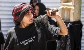 حضور دخترانی با پوشش های متفاوت در مراسم عاشورا/ تصاویر