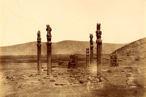 تخت‌جمشید هنگام بیرون آوردن شیردال از دل خاک؛ ۱۳۱۰ خورشیدی