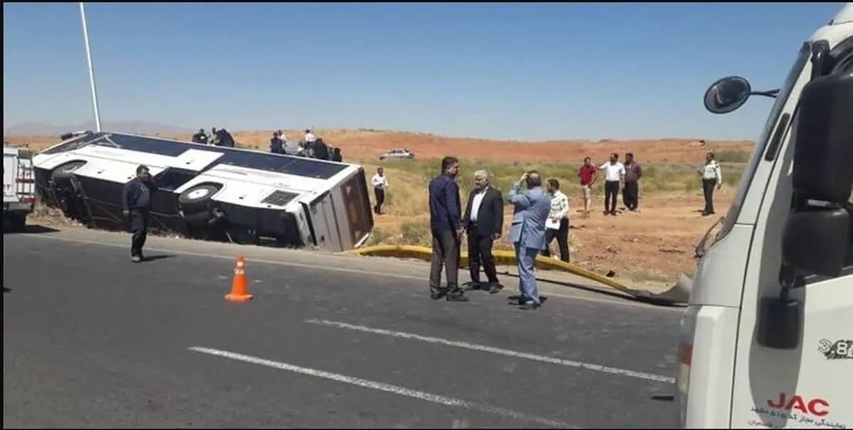۹ مصدوم در واژگونی اتوبوس
