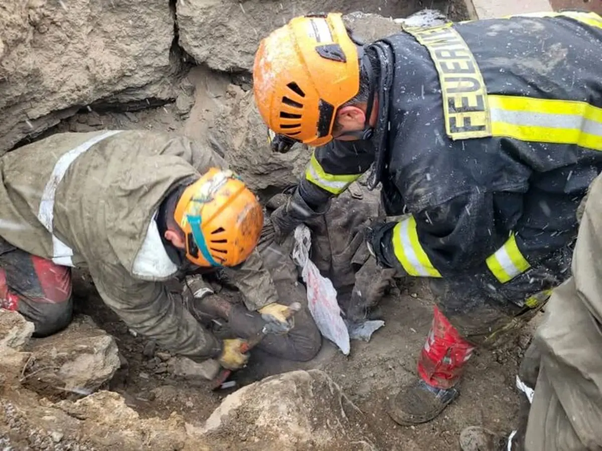  یک کارتن‌خواب بر اثر ریزش سقف حفره در دیواره کال در مشهد جان باخت/ عکس