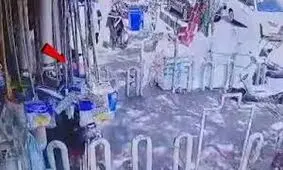 لحظه سرقت ۳ ثانیه گردنبند زن میانسال در خیابان مولوی تهران/ ویدئو