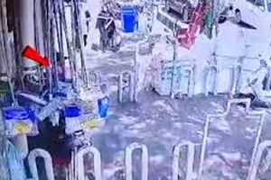 لحظه سرقت ۳ ثانیه گردنبند زن میانسال در خیابان مولوی تهران/ ویدئو