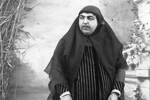 سفر در زمان؛ «ژست هنری دختر ناصرالدین شاه با انار پاییزی»؛ سال 1260