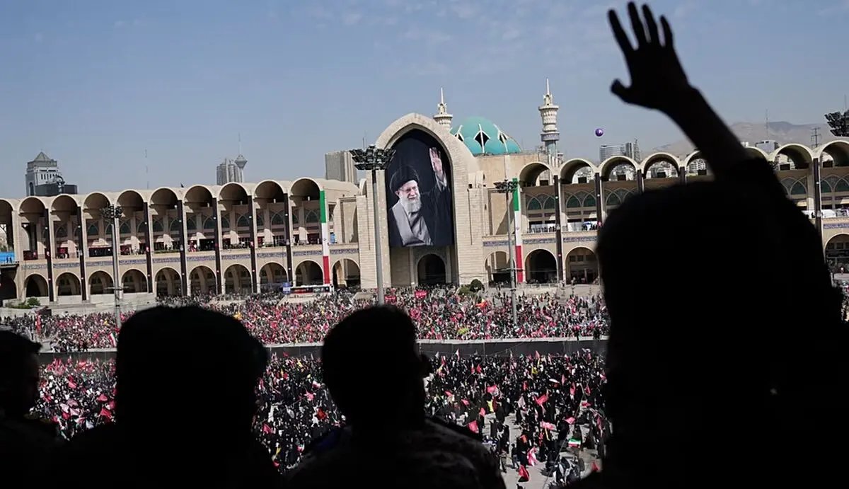 گزارش یورو نیوز از مراسم تشییع رهبر شهید انقلاب/ سر دادن شعارهای «انتقام» و «خون‌خواهی» و فضایی آمیخته با اندوه و همبستگی ملی