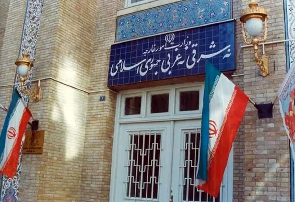 عدهای عشقِ دوربین میگویند چرا وزارت خارجه کار دیپلماسی میکند و برای چه یقه نمیگیرد؟!