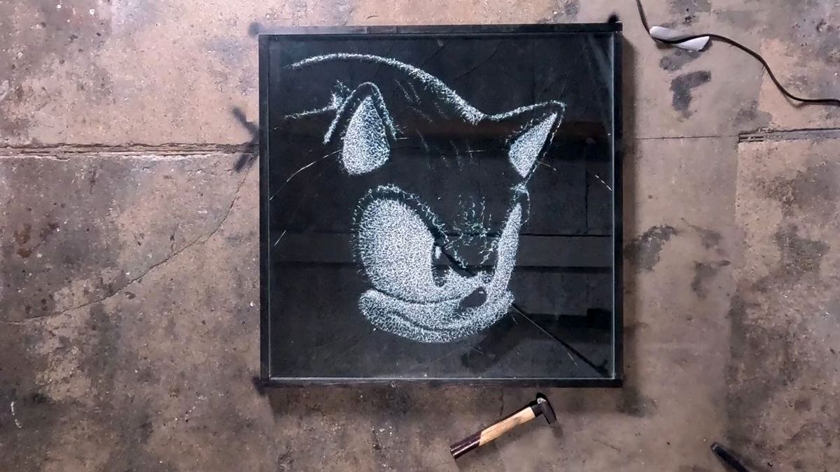 خلق هنر با شکستن شیشه