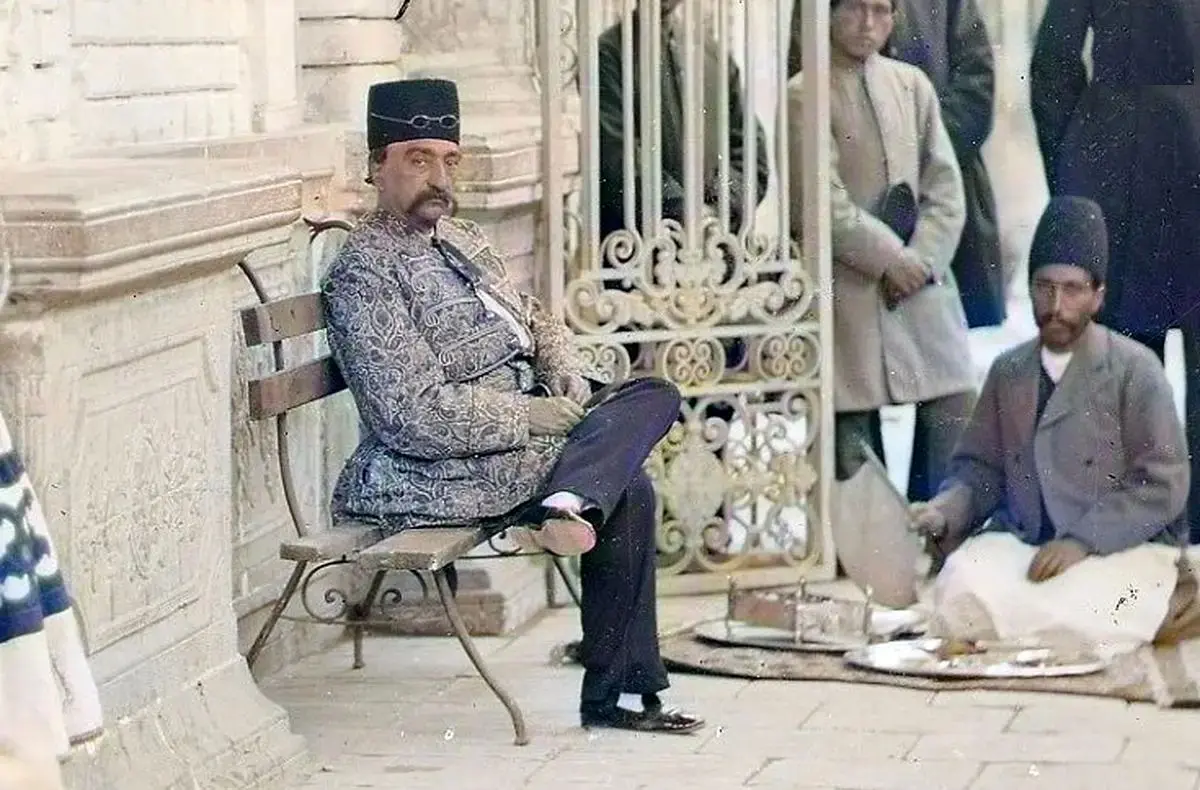 سفر زمان؛ عکس یادگاری زنان ناصرالدین شاه در کنار یک خواجه/ عکس